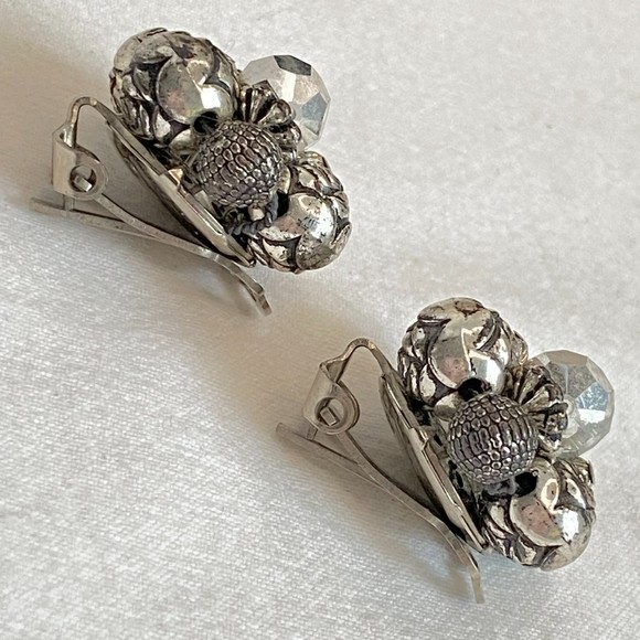 Vintage Silver Tone Roses Surrounding Central Clear Stone Clip On Earrings - Picture 3 of 4